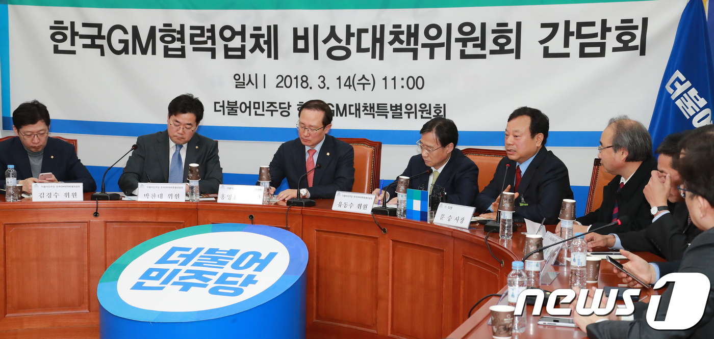 (서울=뉴스1) 이동원 기자 = 문승 한국GM부품협력업체 대표가 14일 오전 서울 여의도 국회 본청에서 열린 한국GM 협력업체 비대위 간담회에서 발언하고 있다. 2018.3.14/ …