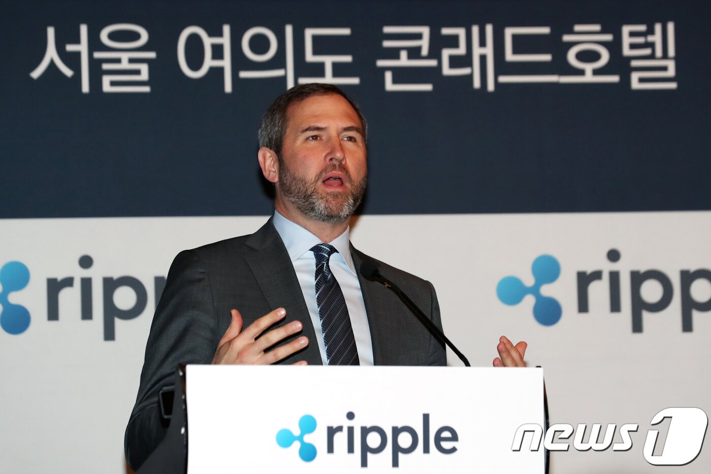본문 이미지 - 브래드 갈링하우스(Brad Garlinghouse) 암호화폐 ‘리플’ 최고경영자(CEO)가 14일 오후 서울 영등포구 여의도 콘래드호텔에서 열린 기자간담회에서 인사말을 하고 있다. 이번 간담회에서 갈링하우스 CEO는 리플의 사업전략과 금융권 기술혁신 분야의 성과에 대해 설명했다. 2018.3.14/뉴스1 ⓒ News1 황기선 기자