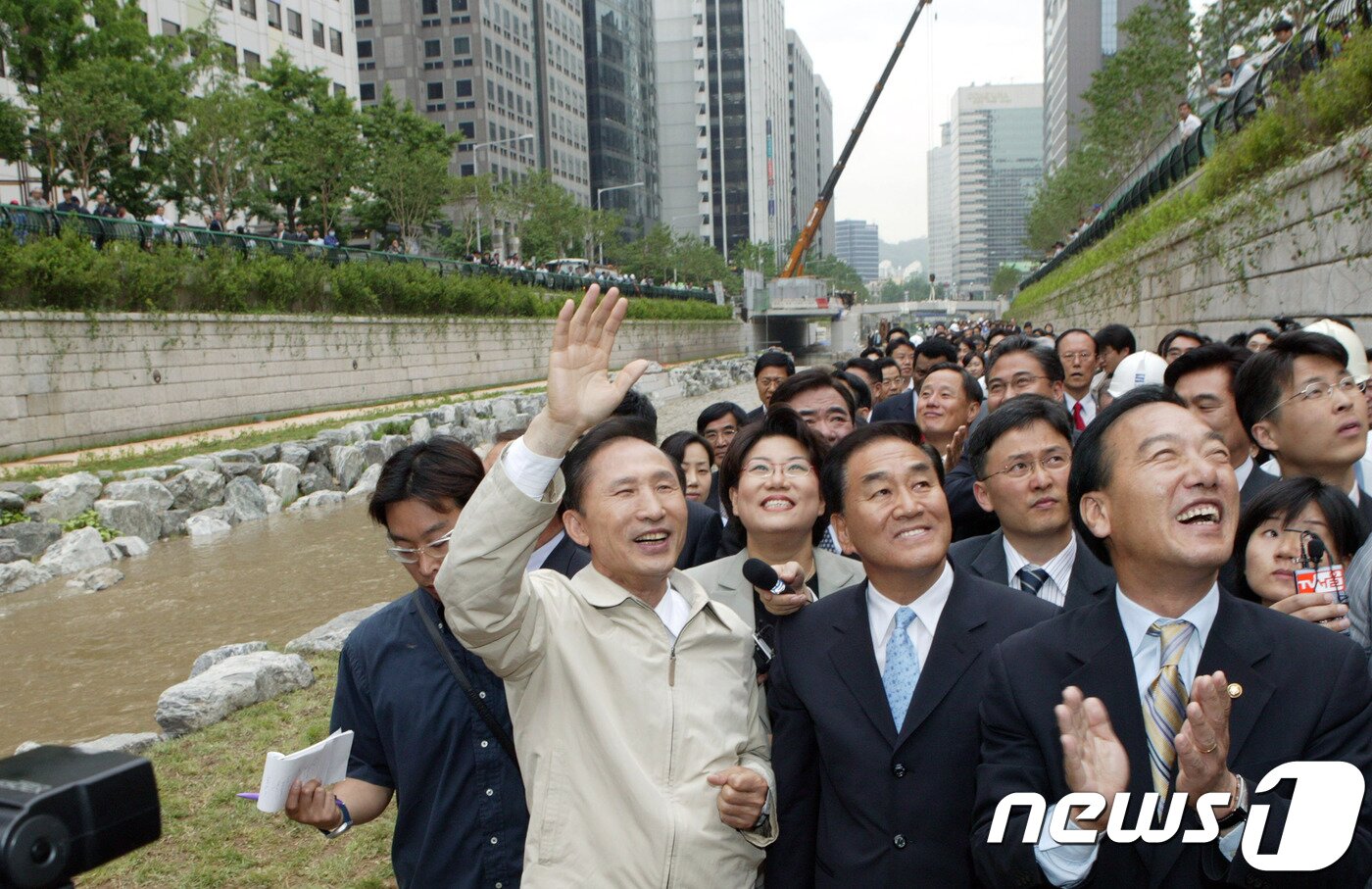 본문 이미지 - 이명박 전 대통령이 서울시장 시절인 2005년 10월 청계천 개통식에서 시민들과 인사를 나누고 있다. ⓒ News1