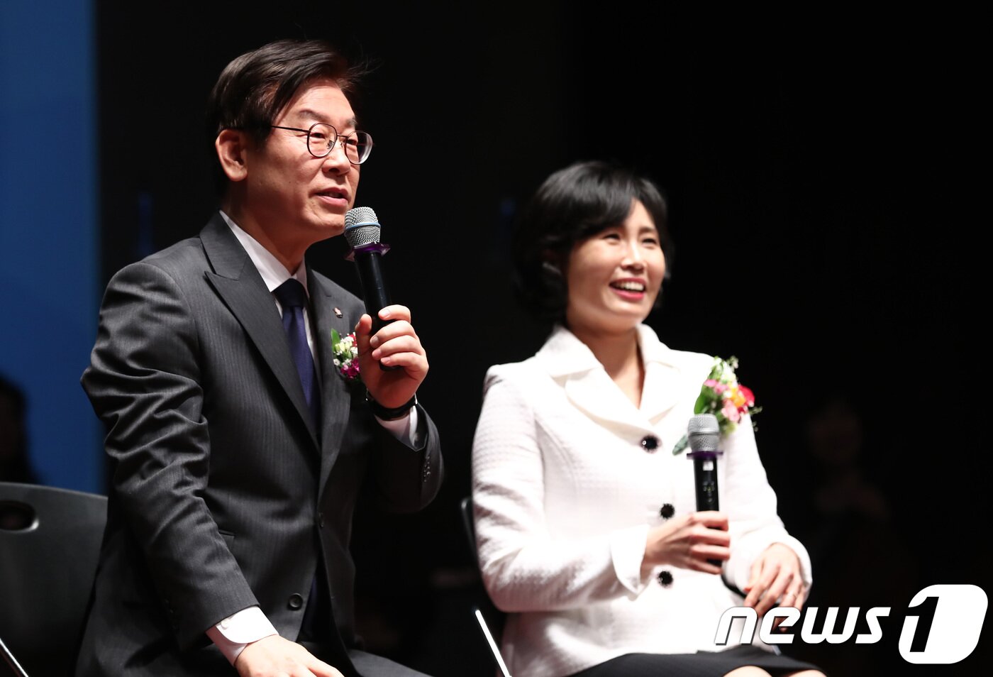 본문 이미지 - 이재명 성남시장(왼쪽)과 부인 김혜경씨가 14일 오후 경기도 성남시 중원구 성남시청에서 열린 민선 5,6기 성남시장 퇴임식 갈무리 토크쇼에서 시 공무원들과 대화를 하고 있다. 2018.3.14/뉴스1 ⓒ News1 오장환 기자