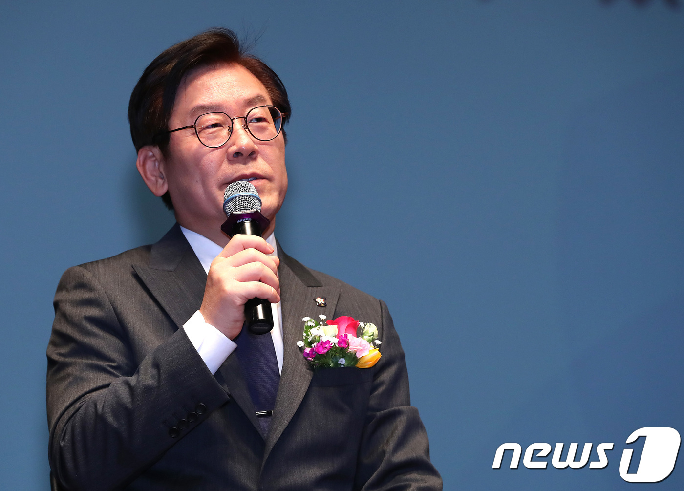 (성남=뉴스1) 오장환 기자 = 이재명 성남시장이 14일 오후 경기도 성남시 중원구 성남시청에서 열린 민선 5,6기 성남시장 퇴임식 갈무리 토크쇼에서 시 공무원들과 대화를 하고 있 …