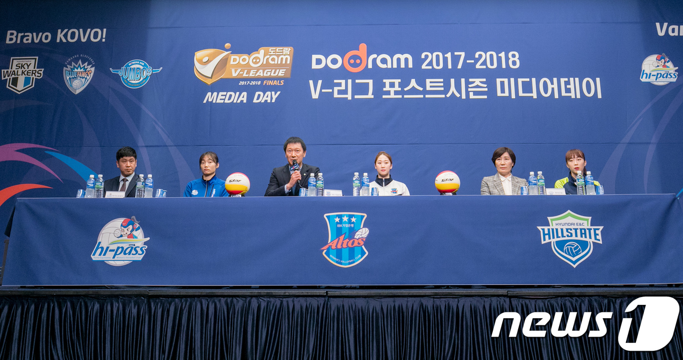 (서울=뉴스1) 유승관 기자 = IBK기업은행 이정철 감독(왼쪽 세번째)이 15일 서울 마포구 스탠포드호텔에서 열린 프로배구 도드람 2017-2018 V-리그 포스트시즌 미디어데이 …