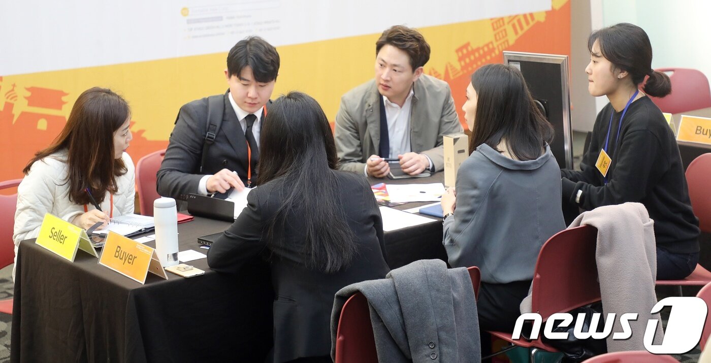 본문 이미지 - 15일 제주컨벤션센터에서 열린 'OTA 트래블마트 in 제주'에 참석한 도내 관광업체가 대만 OTA와 상담을 하고 있다. 2018.3.15/뉴스1 ⓒ News1