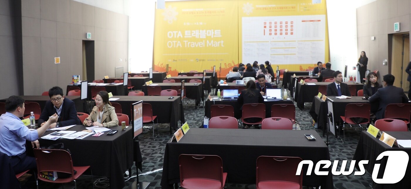 본문 이미지 - 15일 제주컨벤션센터에서 'OTA 트래블마트 in 제주'가 열리고 있지만, 오후가 되도 참여율이 턱없이 낮은 모습이다. 2018.3.15/뉴스1 ⓒ News1