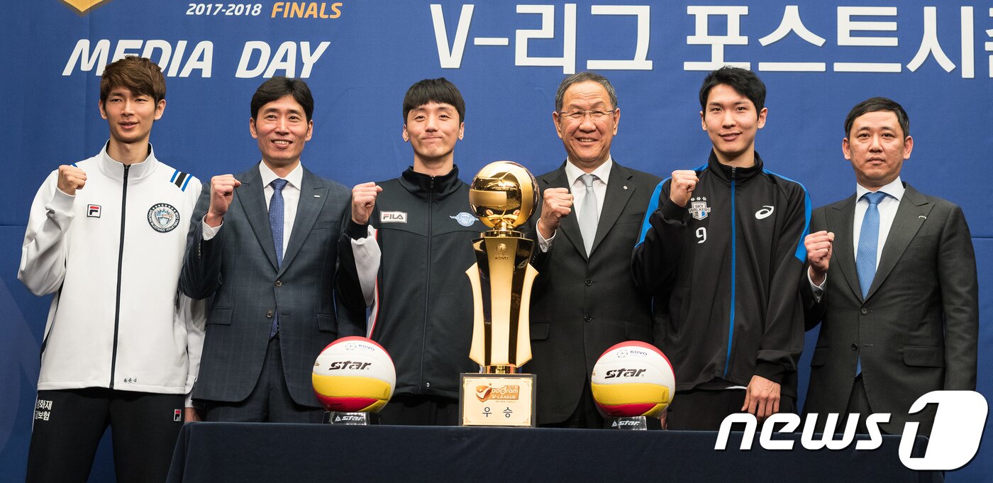 본문 이미지 - 15일 서울 마포구 스탠포드호텔에서 열린 프로배구 도드람 2017-2018 V-리그 포스트시즌 미디어데이에서 남자부 감독 및 선수들이 포즈를 취하고 있다. 왼쪽부터 삼성화재 류윤식, 신진식 감독, 대한항공 곽승석, 박기원 감독, 현대캐피탈 박주형, 최태웅 감독. 2018.3.15/뉴스1 ⓒ News1 유승관 기자
