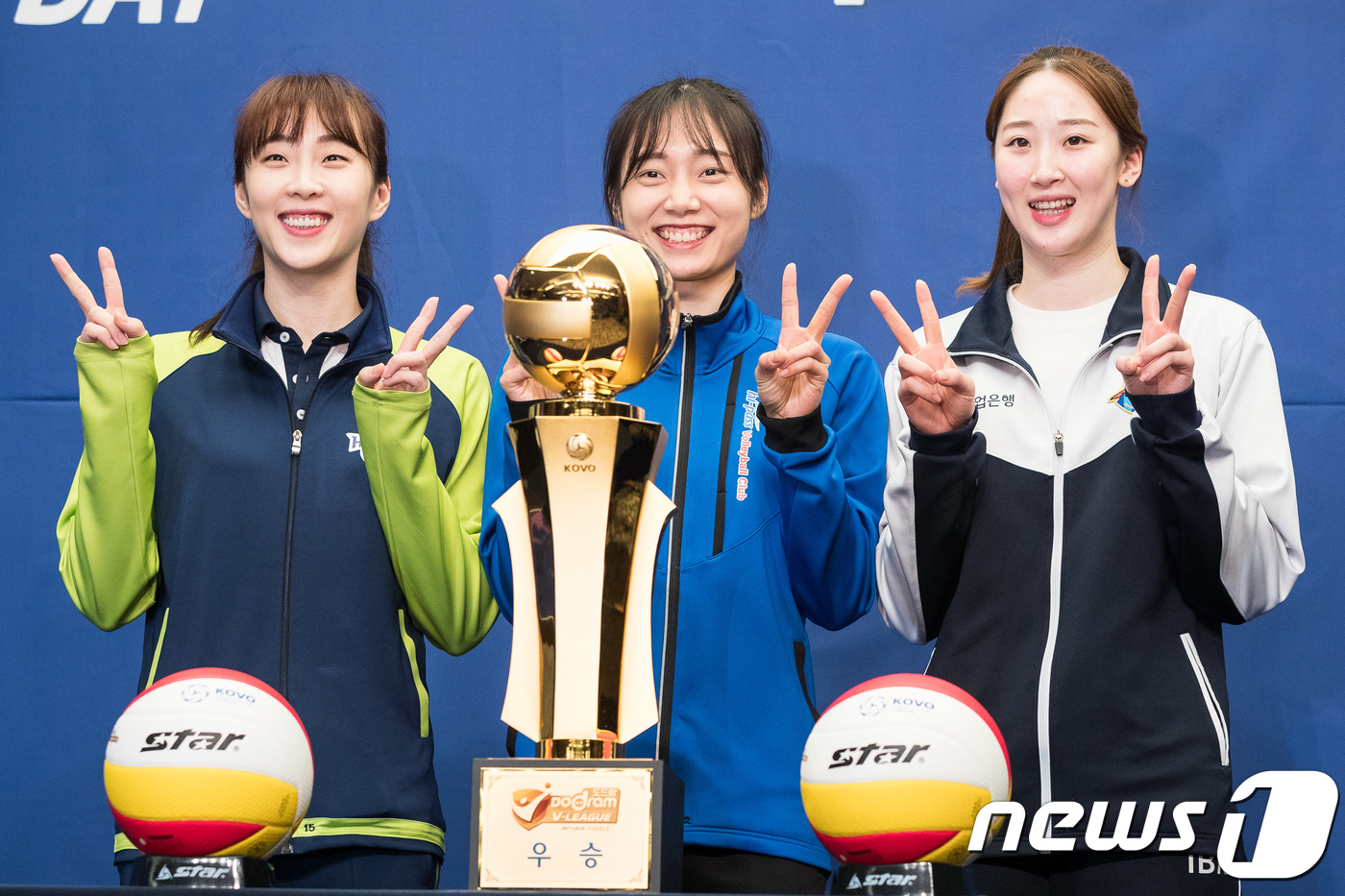 (서울=뉴스1) 유승관 기자 = 15일 서울 마포구 스탠포드호텔에서 열린 프로배구 도드람 2017-2018 V-리그 포스트시즌 미디어데이에서 여자부 선수들이 포즈를 취하고 있다.왼 …