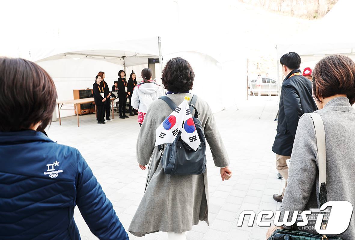 본문 이미지 - 문재인 대통령 부인 김정숙 여사가 15일 오후 강원도 강릉 하키경기장에서 열린 2018 동계패럴림픽 아이스하키 한국과 캐나다 경기 응원을 위해 경기장으로 입장하고 있다. (청와대 페이스북) 2018.3.15/뉴스1 ⓒ News1 송원영 기자