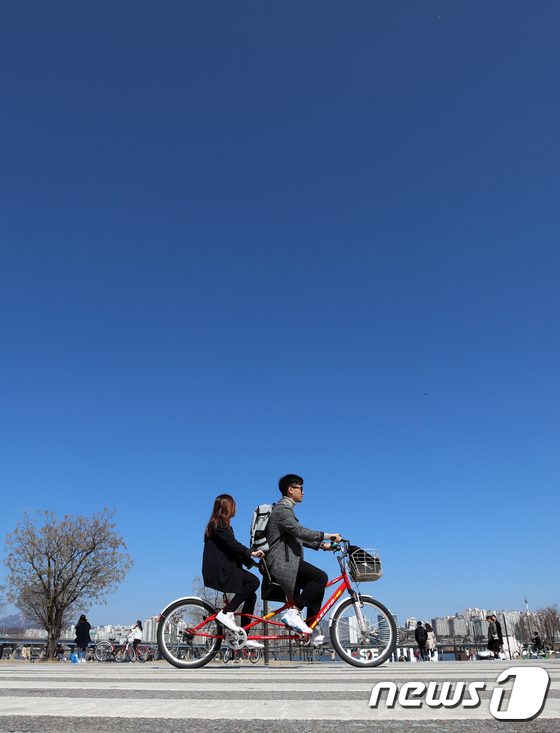 \'파란 하늘, 자전거 데이트\'