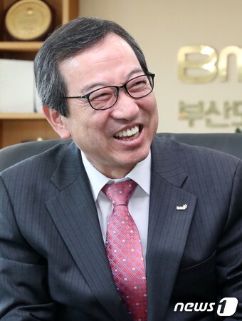 본문 이미지 - 김영환 부산도시공사 사장이 9일 집무실에서 뉴스1과 인터뷰를 하고 있다. 2018.3.16/뉴스1 ⓒ News1 여주연 기자