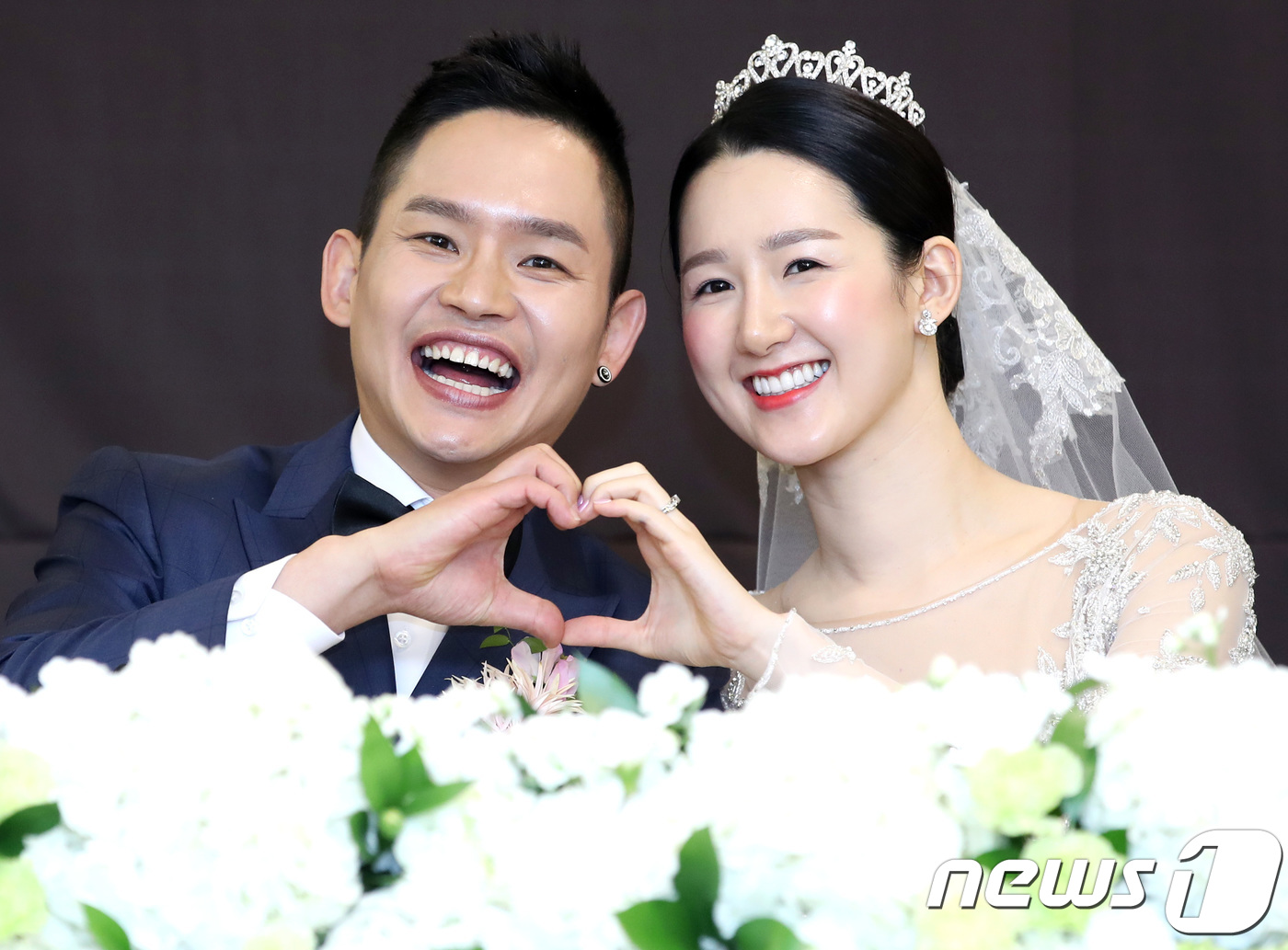 (서울=뉴스1) 권현진 기자 = 개그맨 김형인이 17일 오후 서울 뉴힐탑호텔에서 9세 연하의 미모의 예비신부와 결혼식을 올리기 전 기자회견을 열고 포즈를 취하고 있다.이날 사회는 …