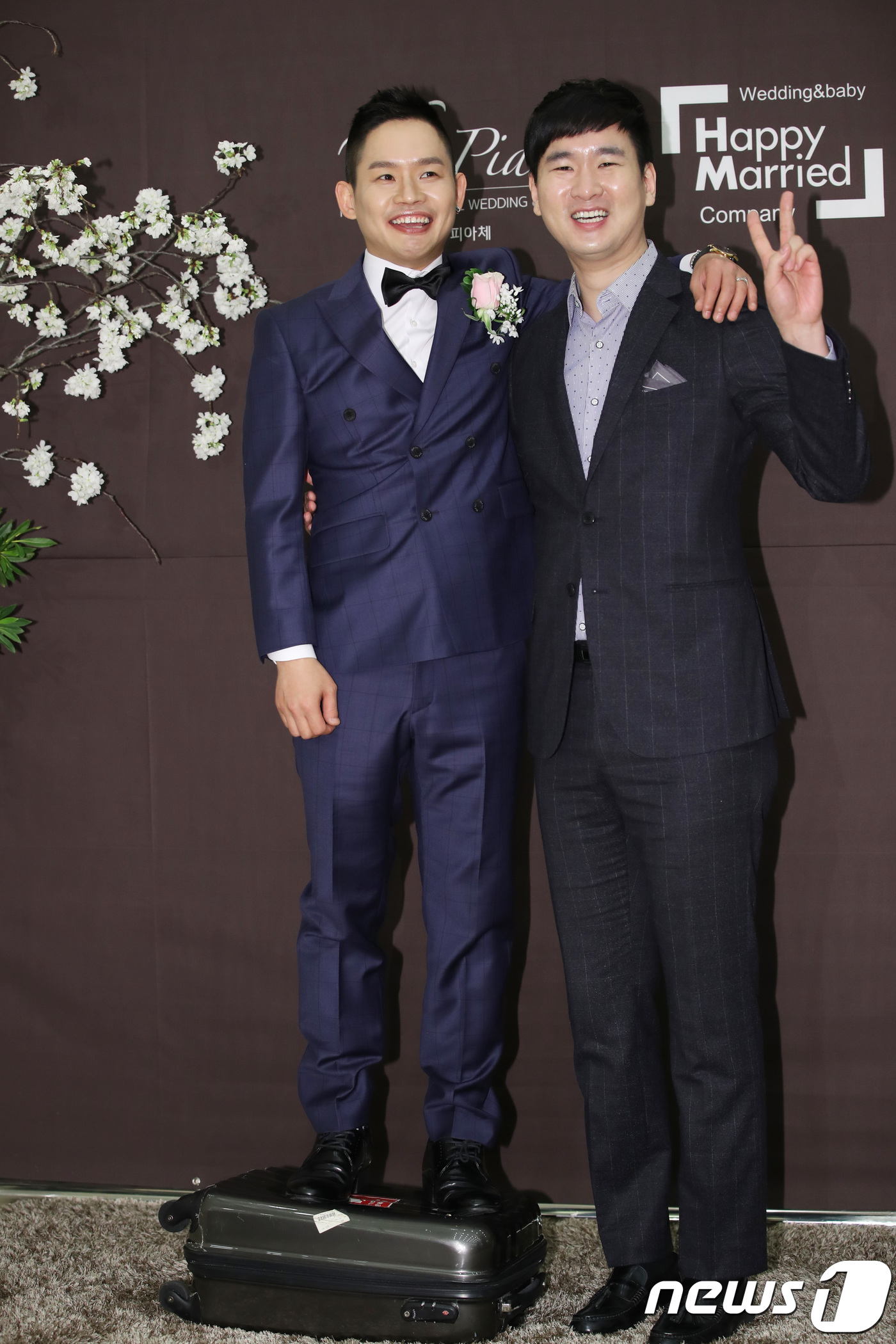 (서울=뉴스1) 권현진 기자 = 개그맨 김형인, 장홍제(오른쪽)가 17일 오후 서울 뉴힐탑호텔에서 열린 개그맨 김형인 결혼식에 참석해 포즈를 취하고 있다. 2018.3.17./뉴스 …