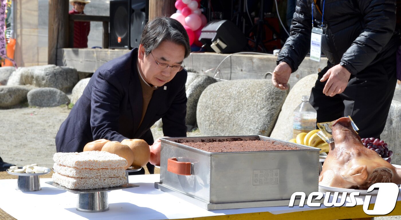 본문 이미지 - 17일 강원 인제군 상남면 미산1리 산림문화휴양관 일원에서 열린 제14회 인제 미산계곡 방태산 고로쇠 축제에서 이순선 인제군수가 축제기원제를 하고 있다.  2018.3.17/뉴스1 ⓒ News1 최석환 기자