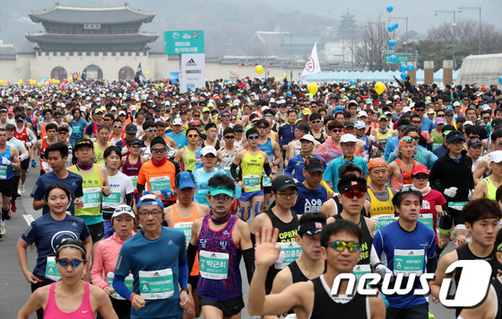 광화문광장 출발하는 서울국제마라톤대회 참가자들