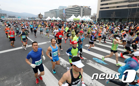 광화문광장 가득 메운 마라톤대회 참가자들
