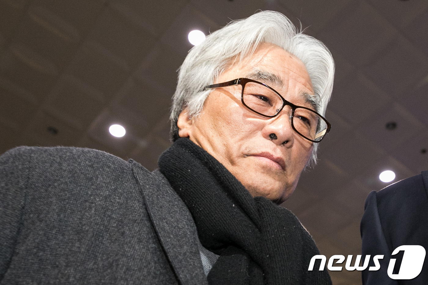 (서울=뉴스1) 유승관 기자 = 이윤택 전 연희단거리패 예술감독이 18일 오전 서울 종로구 서울지방경찰청에 재소환되고 있다. 이 전 감독은 극단원 16명을 상대로 성추행과 성폭행 …