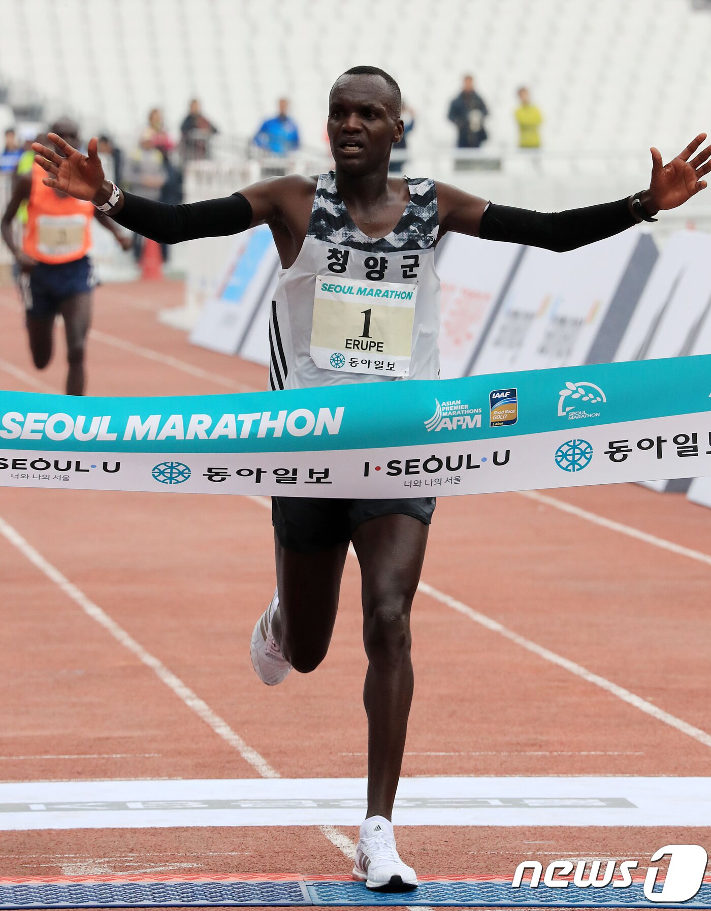 본문 이미지 - 18일 열린 서울국제마라톤 겸 제89회 동아마라톤 대회에서 케냐 윌슨 로야나에 에루페 선수가 국제부문 남자 1위로 골인 하고 있다.(동아일보 제공) 2018.3.18/뉴스1 ⓒ News1 민경석 기자