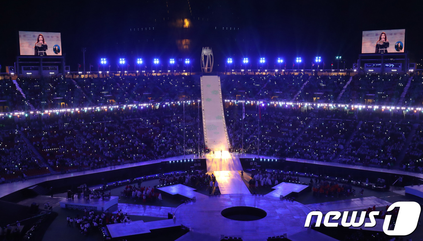 (평창=뉴스1) 고재교 기자 = 18일 오후 강원도 평창군 평창올림픽스타디움에서 열린 '2018 평창 동계 패럴림픽 폐회식'에서 가수 에일리가 축하공연을 펼치고 있다. 평창 동계 …