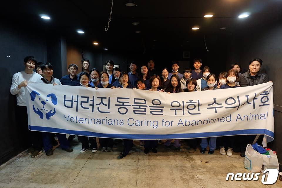 본문 이미지 - 지난 18일 버동수 회원들이 봉사활동을 끝내고 단체사진을 찍고 있다.(사진 버동수 제공) ⓒ News1