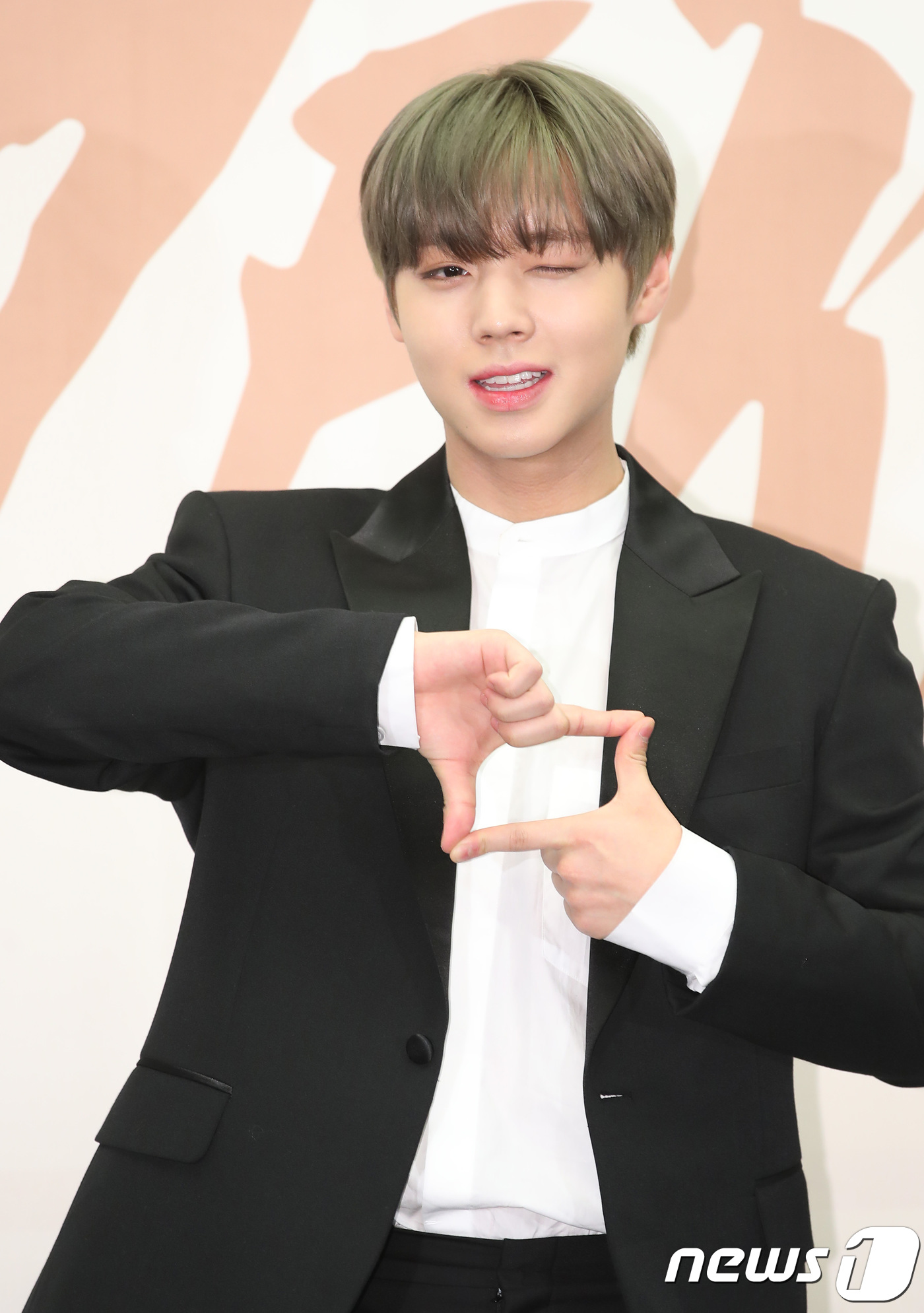 (서울=뉴스1) 권현진 기자 = 워너원(WANNA ONE) 박지훈이 19일 서울 마포구 상암동 스탠포드 호텔에서 열린 두 번째 미니앨범 '0+1=1(I PROMISE YOU)' 발 …