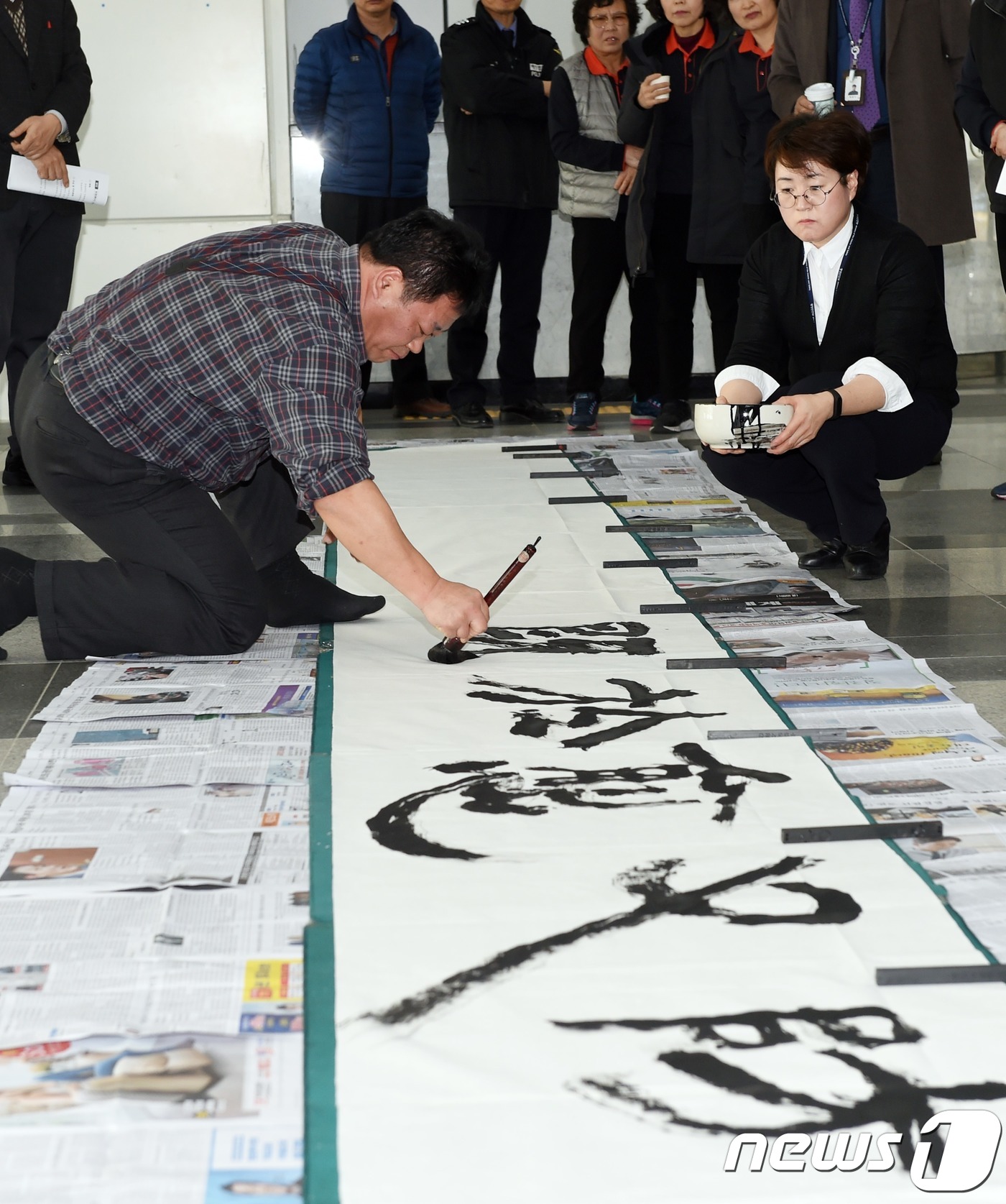 (서울=뉴스1) = 2일 세종시 정부세종청사에서 행정안전부 재난안전관리본부로부터 초청받은 우천(雨川) 이요규 서예가가 정월대보름을 맞아 ‘2018년 안전기원 퍼포먼스’를 하고 있다 …