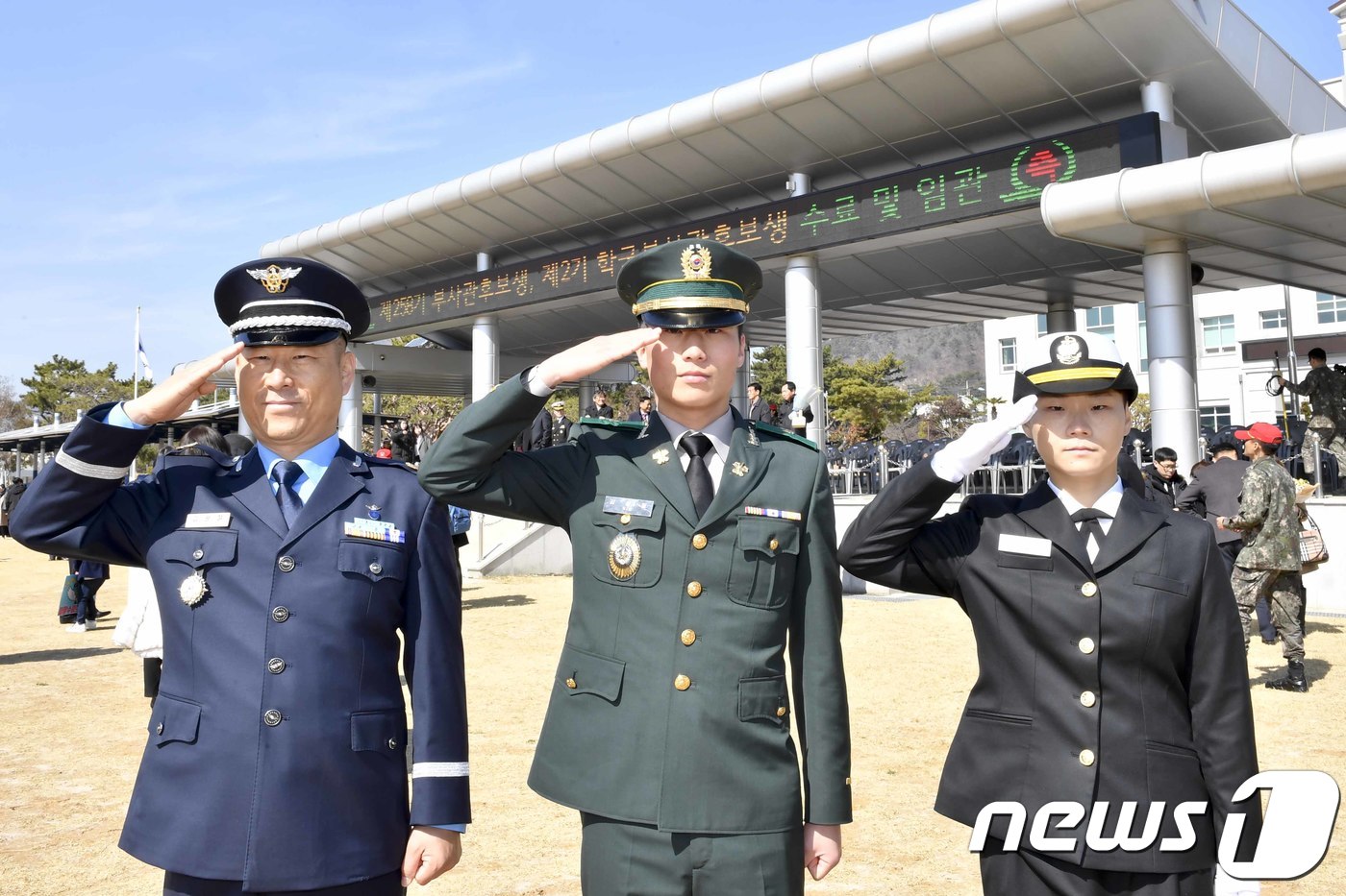(서울=뉴스1) = 2일 경남 창원시 해군 교육사령부에서 열린 '258기 부사관후보생 및 2기 학군부사관후보생 임관식'에서 임관한 김수빈 하사(오른쪽)가 공군 복무 중인 아버지 김 …