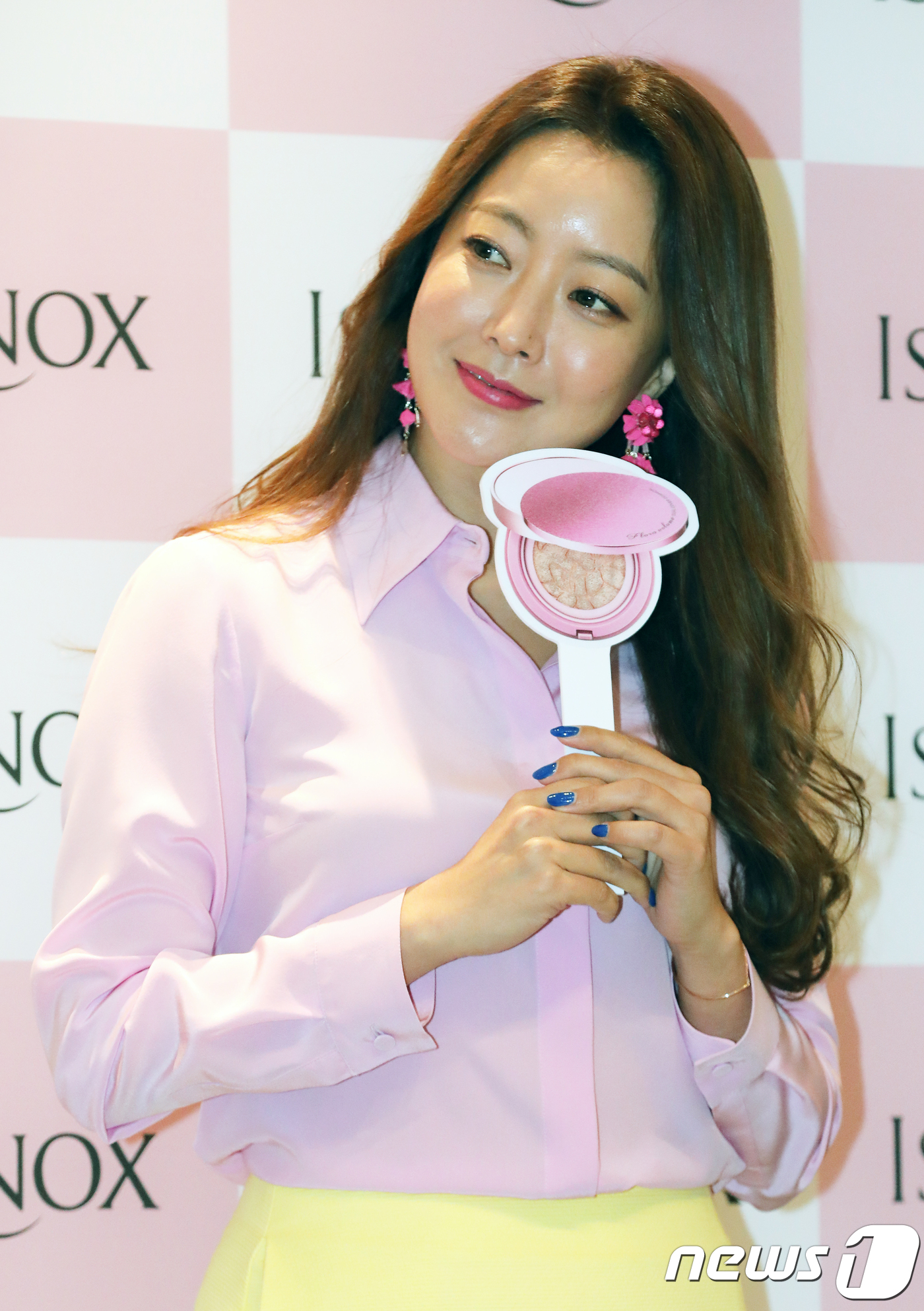 (서울=뉴스1) 이재명 기자 = 화장품 브랜드 이자녹스 모델인 배우 김희선이 20일 오전 서울 중구 신라호텔 영빈관에서 포즈를 취하고 있다.이번 행사는 김희선이 이자녹스와 함께하는 …