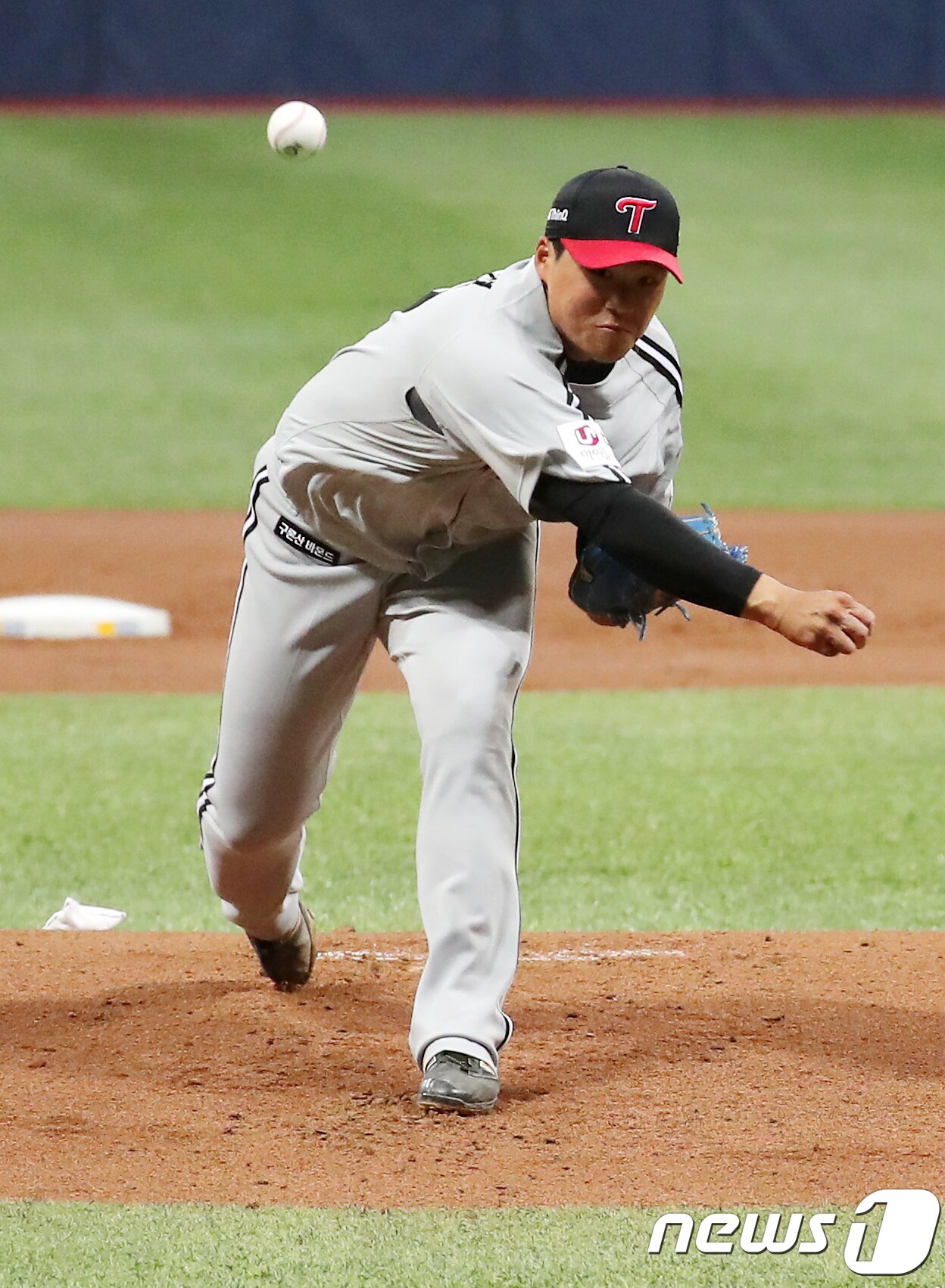 본문 이미지 - 20일 오후 서울 구로구 고척스카이돔에서 열린 2018 프로야구 신한은행 마이카 KBO리그 넥센 히어로즈와 LG 트윈스의 시범경기에서 LG선발로 나선 김대현이 역투하고 있다. 2018.3.20/뉴스1 ⓒ News1 구윤성 기자