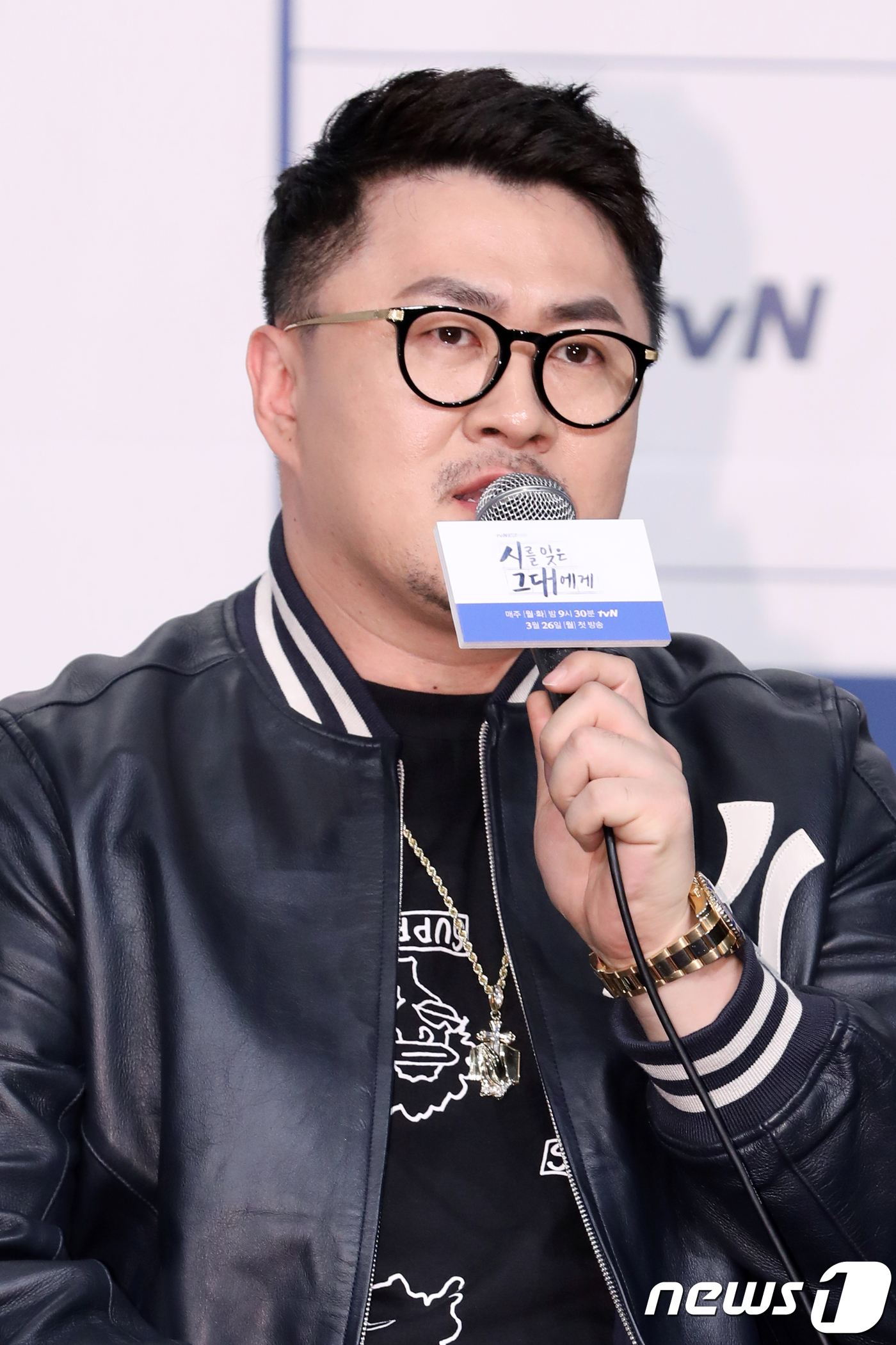 (서울=뉴스1) 강고은 에디터 = 가수 데프콘이 20일 오후 서울 영등포 타임스퀘어 아모리스홀에서 진행된 tvN 드라마 '시를 잊은 그대에게' 제작발표회에 참석해 인사말을 전하고 …