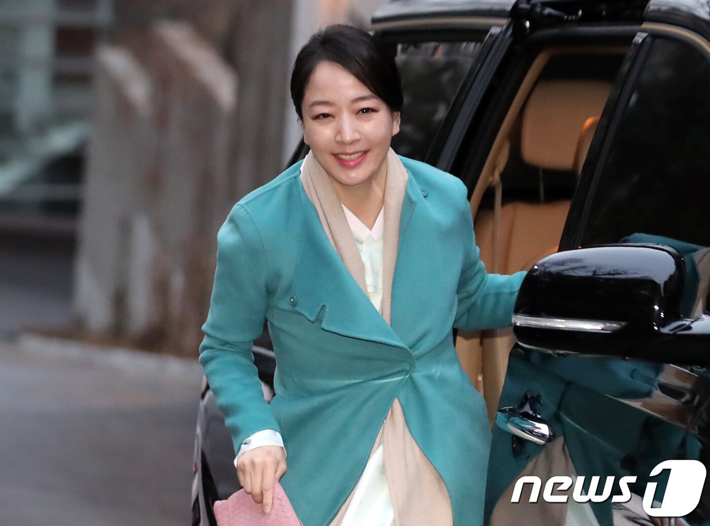 본문 이미지 - 정대선 현대비에스앤씨 사장의 부인 노현정씨가 20일 오후 고(故) 정주영 현대그룹 명예회장의 17주기 제사에 참석하기 위해 서울 용산구 한남동 정몽구 현대자동차그룹 회장 자택으로 들어가고 있다. 2017.3.20/뉴스1 ⓒ News1 황기선 기자