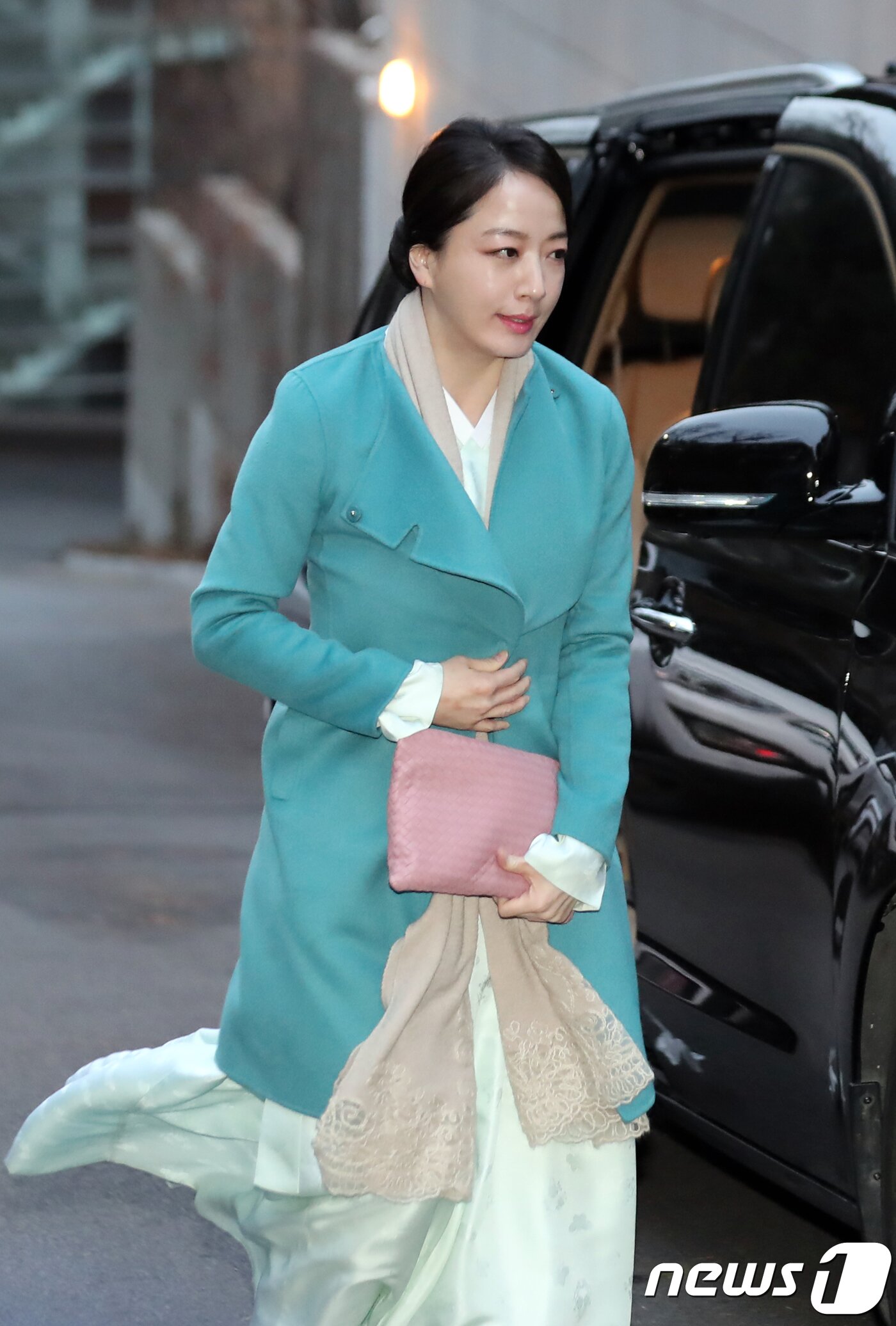 본문 이미지 - 정대선 현대비에스앤씨 사장의 부인 노현정씨가 20일 오후 고(故) 정주영 현대그룹 명예회장의 17주기 제사에 참석하기 위해 서울 용산구 한남동 정몽구 현대자동차그룹 회장 자택으로 들어가고 있다. 2017.3.20/뉴스1 ⓒ News1 황기선 기자