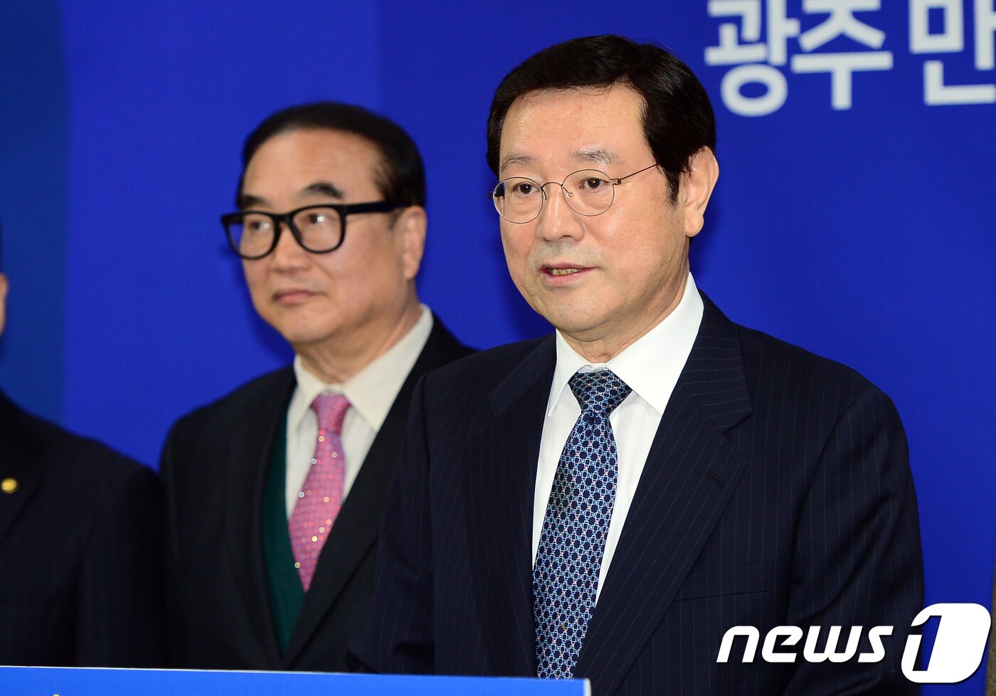 본문 이미지 - 이용섭 광주시장 예비후보가 21일 광주시의회 브리핑룸에서 기자회견을 하고 '문화가 살아 숨쉬는 광주 만들기' 6대 공약을 발표하고 있다. 이 예비후보는 "문화·예술은 광주의 미래＂라며 ＂도시를 문화적으로 재편해 문화가 넘쳐 흐르는 명실상부한 '대한민국 문화수도'로 만들겠다＂고 밝혔다.2018.3.21/뉴스1 ⓒ News1 박준배 기자