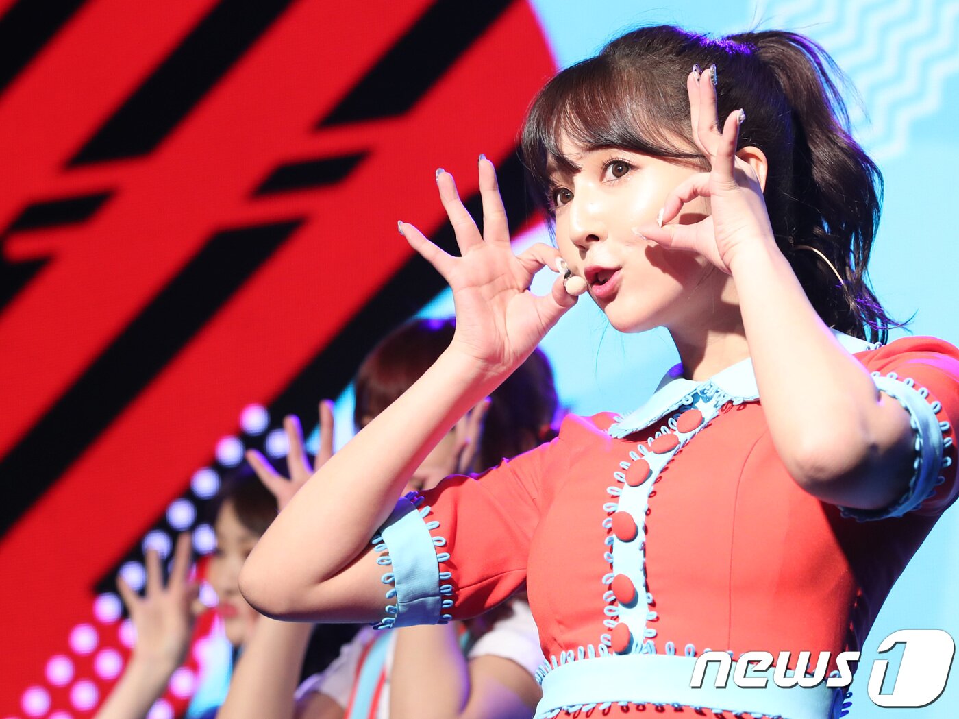 본문 이미지 - 허니팝콘 미카미 유아가 21일 오전 서울시 마포구 스테이라운지에서 첫 번째 앨범 ‘비비디 바비디 부’(Bibidi Babidi Boo) 쇼케이스를 열고 신곡을 선보이고 있다. 2018.3.21./뉴스1 ⓒ News1 권현진 기자