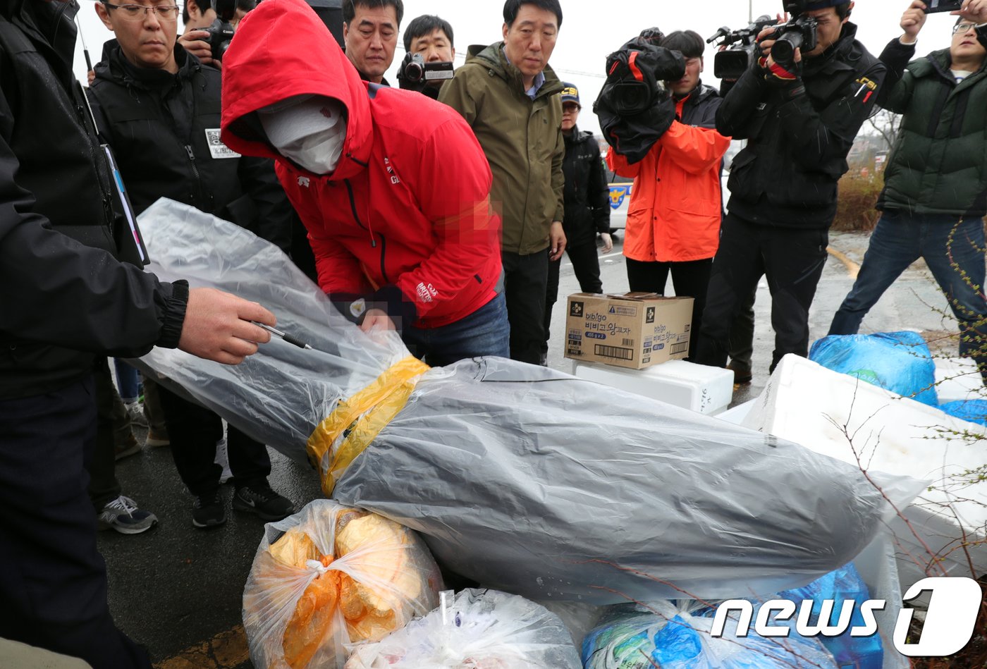 동료를 살해한 환경미화원 이모씨&#40;50&#41;가 21일 전북 전주시 중인동에서 사체를 버리는 장면을 재현하고 있다.2018.3.21/뉴스1 ⓒ News1 DB