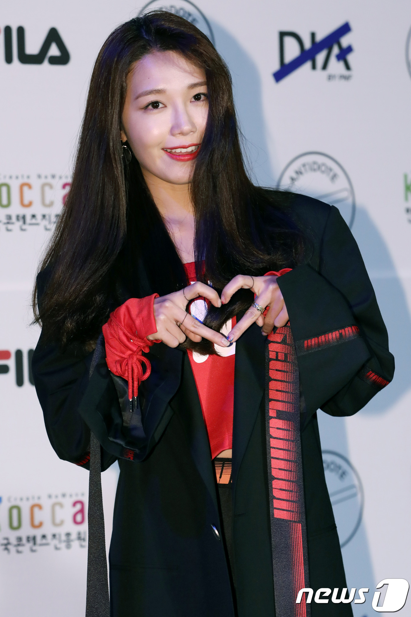 (서울=뉴스1) 강고은 에디터 = 가수 정은지가 21일 서울 중구 동대문디자인플라자(DDP)에서 열린 2018 F/W 헤라서울패션위크 디앤티도트(D-ANTIDOTE) 컬렉션에 참석 …