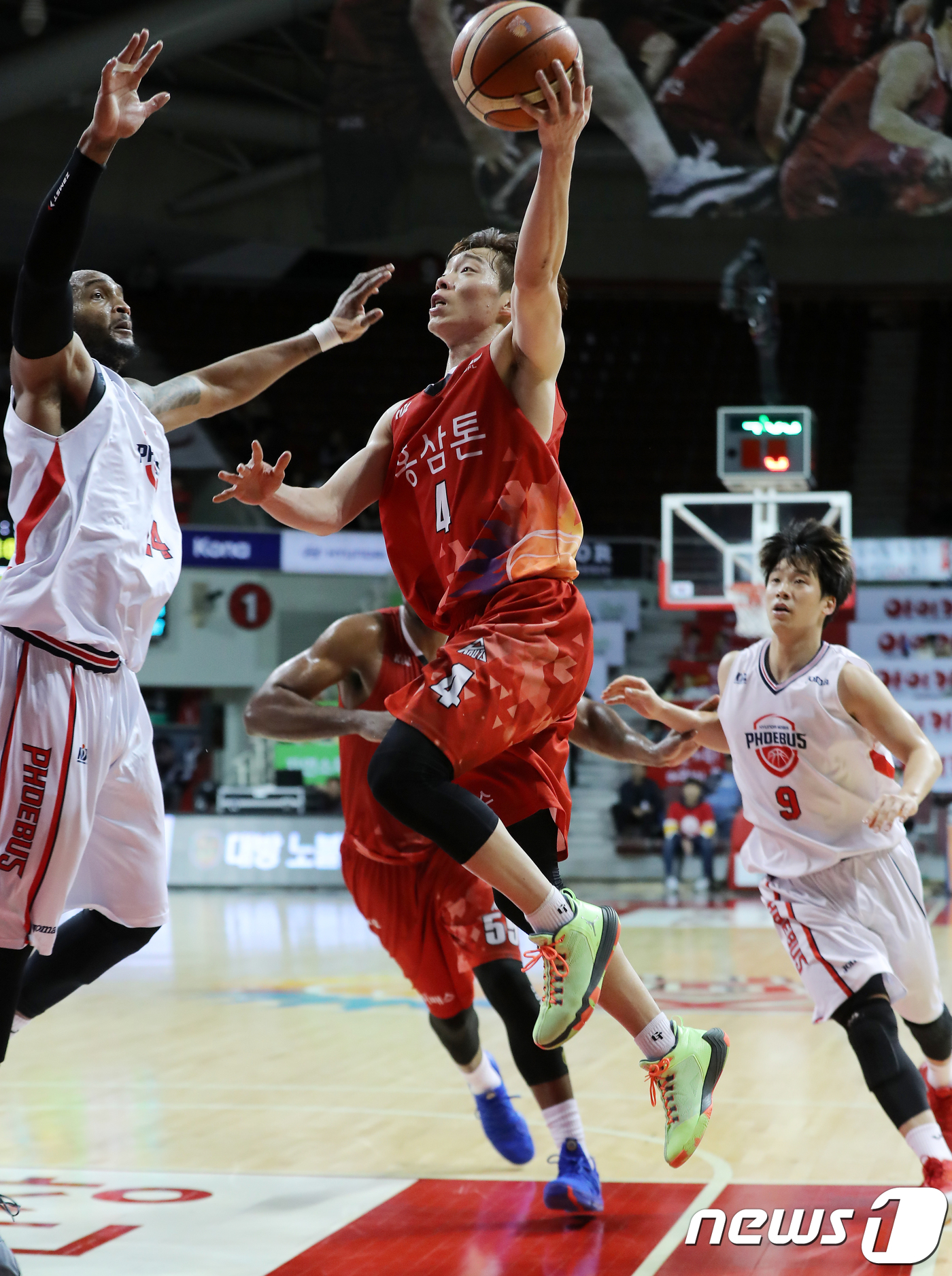 (안양=뉴스1) 구윤성 기자 = 21일 오후 경기도 안양체육관에서 열린 2017-2018 정관장 프로농구 플레이오프 6강 3차전 안양 KGC와 울산 현대모비스의 경기에서 KGC 이 …