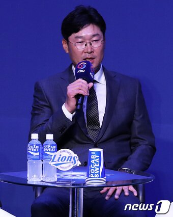 본문 이미지 - 22일 서울 용산구 한남동 블루스퀘어에서 열린 '2018 신한은행 마이카 KBO 미디어데이'에서 삼성 김한수 감독이 올시즌 각오를 밝히고 있다. 정규시즌 목표관중을 역대 최다인 879만 명으로 잡은 프로야구는 오는 24일 오후 2시 잠실·문학·광주·고척·마산 등 전국 5개 구장에서 일제히 막을 올린다. 2018.3.22/뉴스1 ⓒ News1 오대일 기자