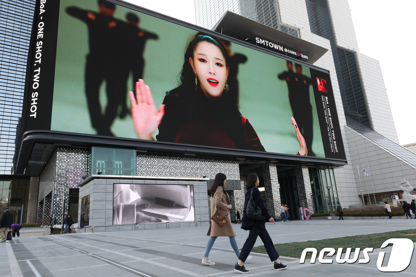 (서울=뉴스1) 신웅수 기자 = 22일 오후 서울 강남구 코엑스 SM타운 외벽에 국내 최대 규모의 LED 사이니지가 설치되어 있다.이 사이니지는 코엑스 SM타운 외벽의 두 면을 곡 …