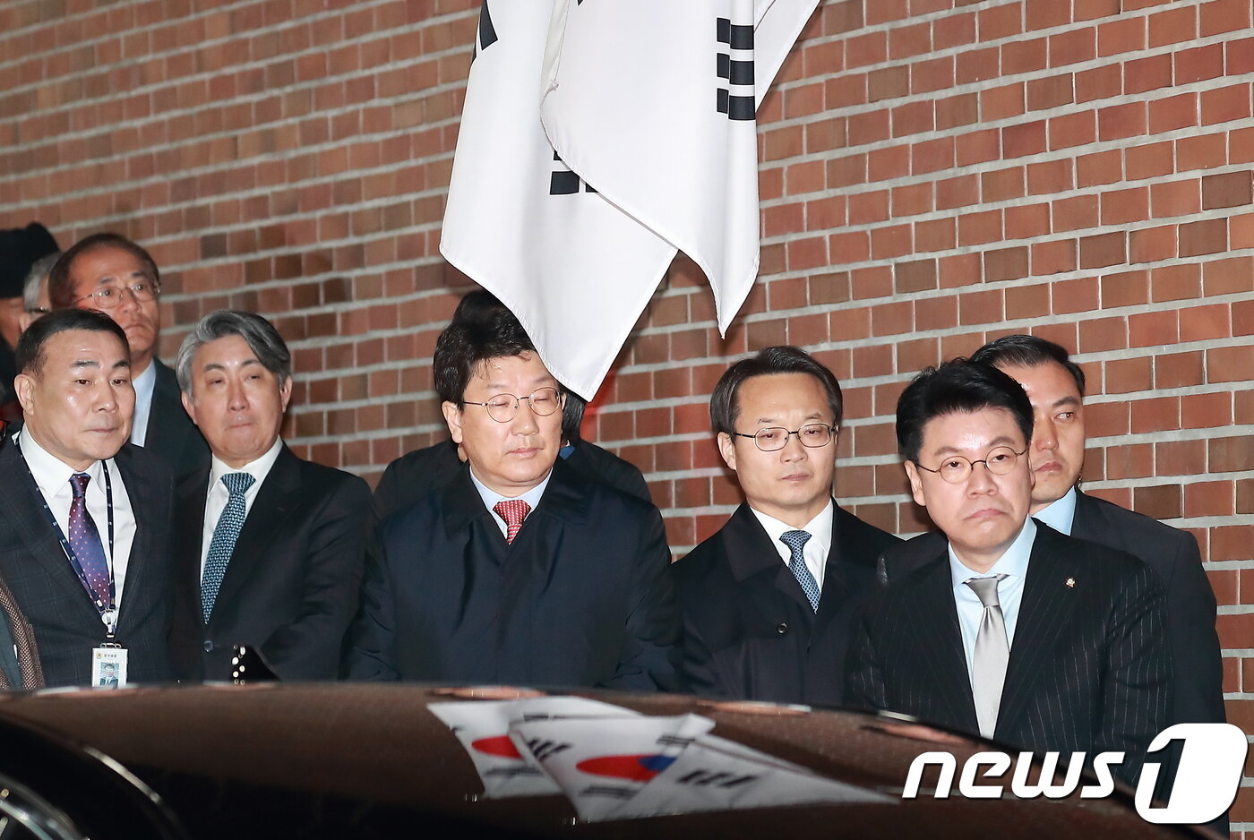 본문 이미지 - 자유한국당 권성동, 장제원 의원, 이동관 전 청와대 홍보수석, 조해진 전 의원 등이 22일 구속되어 수감되는 이명박 전 대통령을 배웅하기 위해 서울 강남구 논현동 이 전 대통령 자택앞에서 대기하고 있다. 2018.3.22/뉴스1 ⓒ News1 이광호 기자