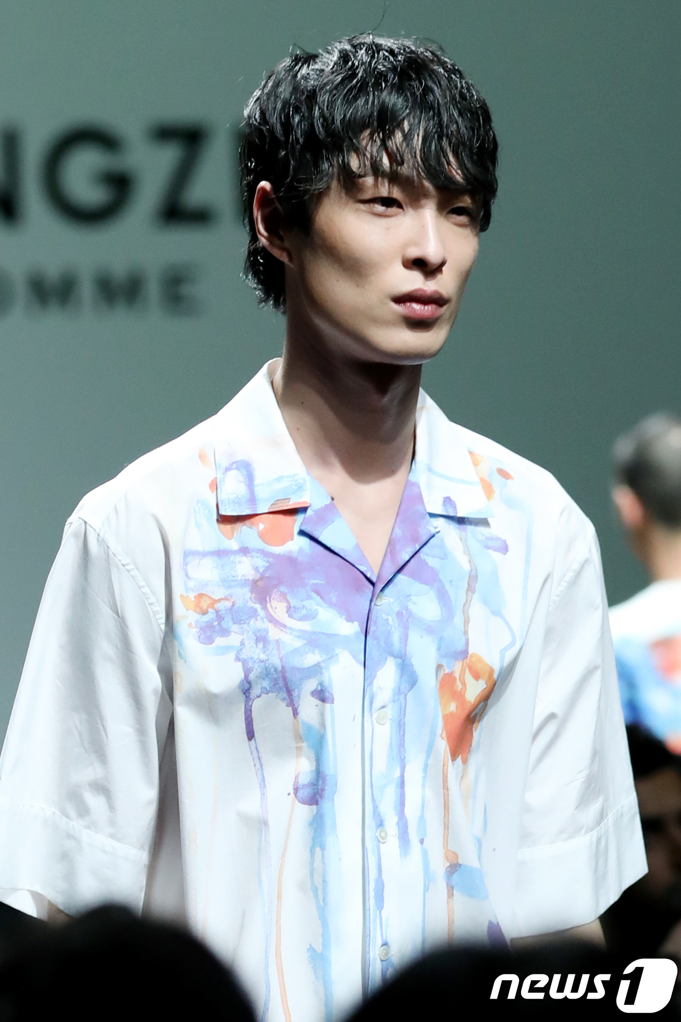 (서울=뉴스1) 강고은 에디터 = 모델 박경진이 22일 서울 중구 동대문디자인플라자(DDP)에서 열린 2018 F/W 헤라 서울패션위크 송지오 옴므(SONGZIO HOMME)쇼에서 …