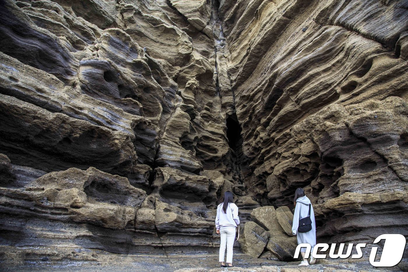본문 이미지 - 용머리해안_겹겹이 쌓인 지층구조