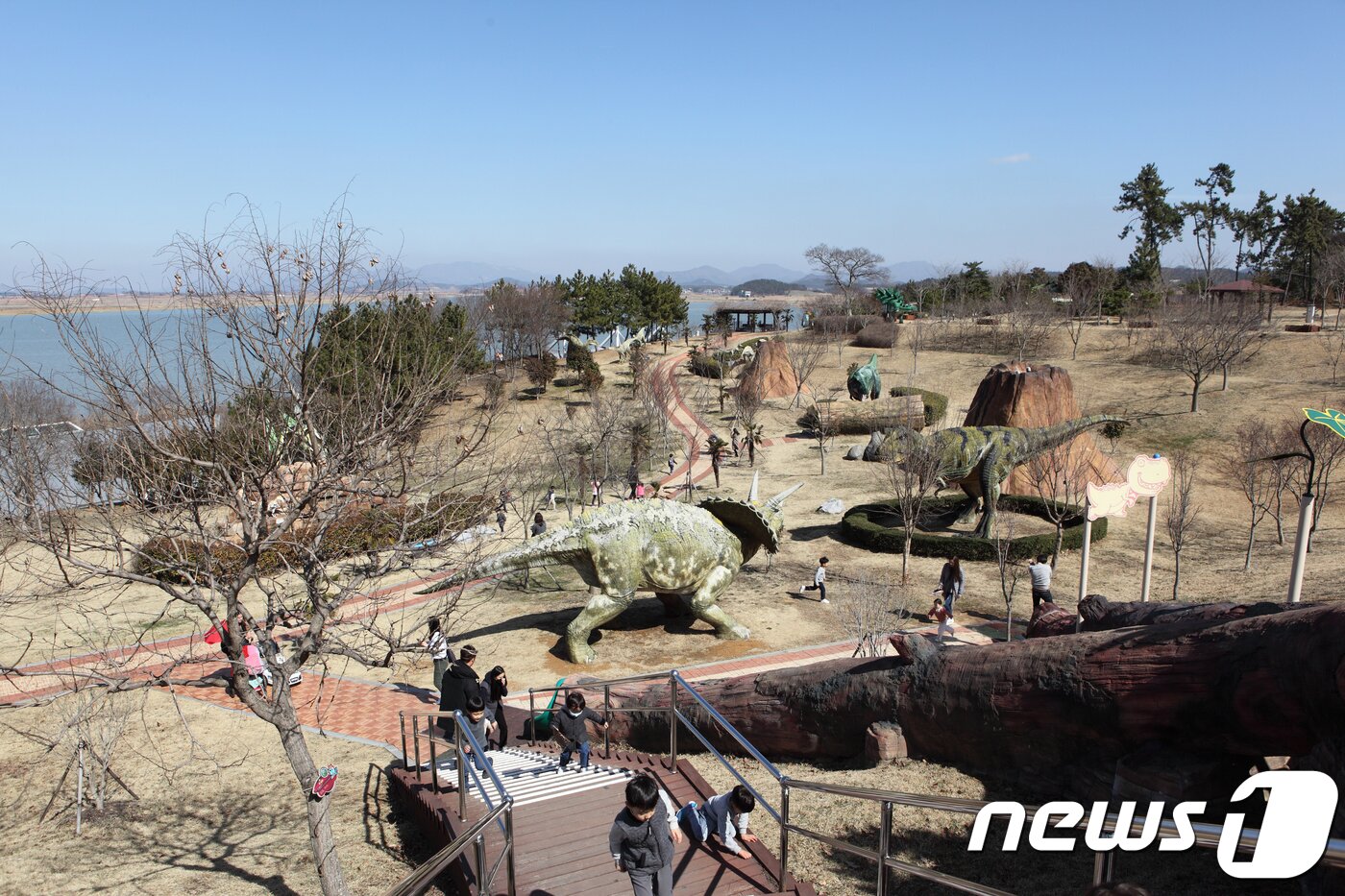 본문 이미지 - 백악기 시대 우항리를 재현한 사파리 존(한국관광공사 제공) ⓒ News1 노정은 기자
