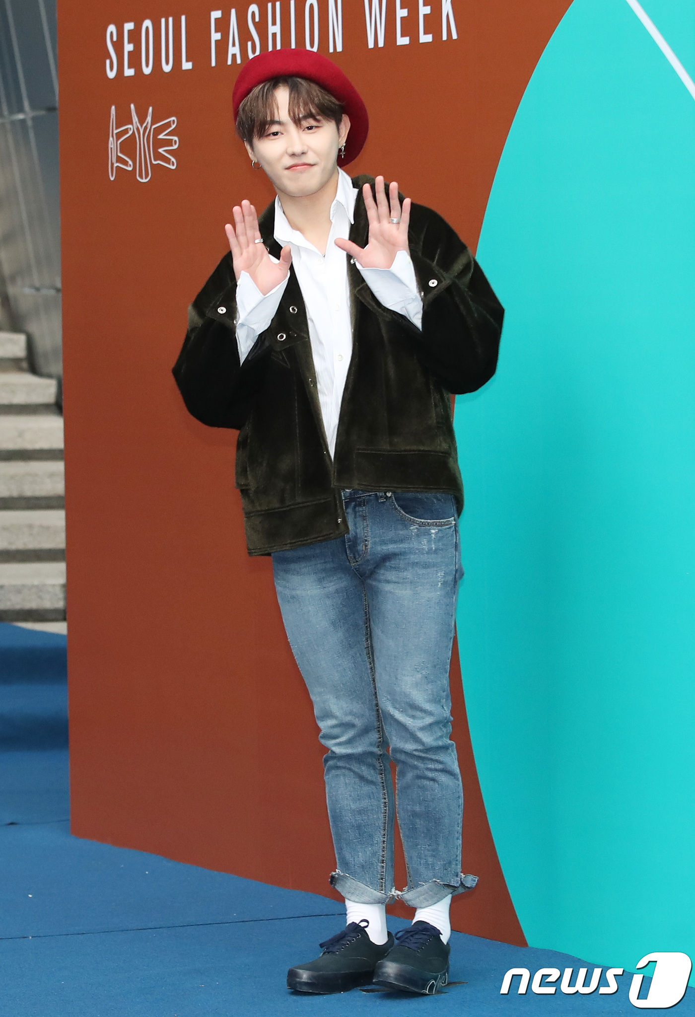 (서울=뉴스1) 권현진 기자 = 블락비 유권이 23일 오후 서울 중구 동대문디자인플라자(DDP)에서 열린 2018 F/W 헤라 서울패션위크 카이(KYE) 컬렉션에 참석해 포즈를 취 …