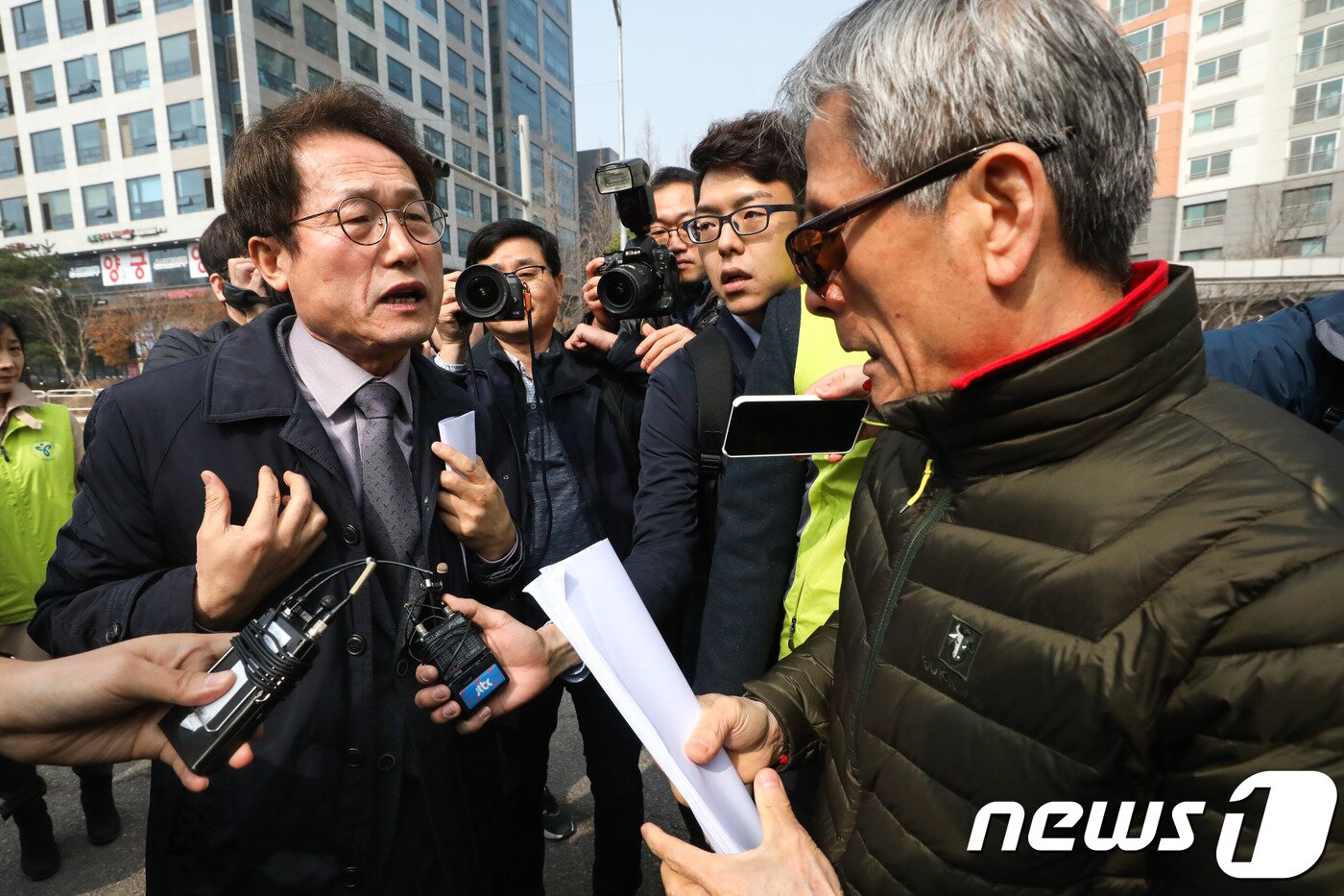 본문 이미지 - 26일 오전 조희연 서울시교육감이 강서구 서진학교에서 열린 특수학교 설립추진 설명회에 참석하려다 특수학교 설립에 반대하는 지역주민들에게 입장을 제지당하고 있다.2018.3.26/뉴스1 ⓒ News1 성동훈 기자