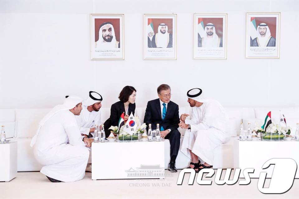 본문 이미지 - 아랍에미리트(UAE)를 공식 방문 중인 문재인 대통령이 26일 오후(현지시간) 바라카 원전 1호기 건설 완료행사에 앞서 모하메드 빈 자이드 알 나흐얀 왕세제와 대화하고 있다. (청와대 페이스북) 2018.3.27/뉴스1 ⓒ News1 송원영 기자