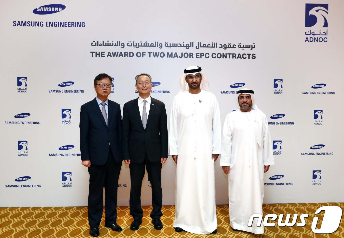 (서울=뉴스1) = 백운규 산업통상자원부 장관(왼쪽 두번째)이 25일 오후 (현지시간) 아랍에미리트(UAE) 아부다비 에미레이트 팰리스호텔에서 열린  최성안 삼성엔지니어링-ADNO …