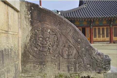 본문 이미지 - 속초 신흥사 극락보전 계단 소맷돌 귀면, 삼태극, 용두 문양.(문화재청 제공)