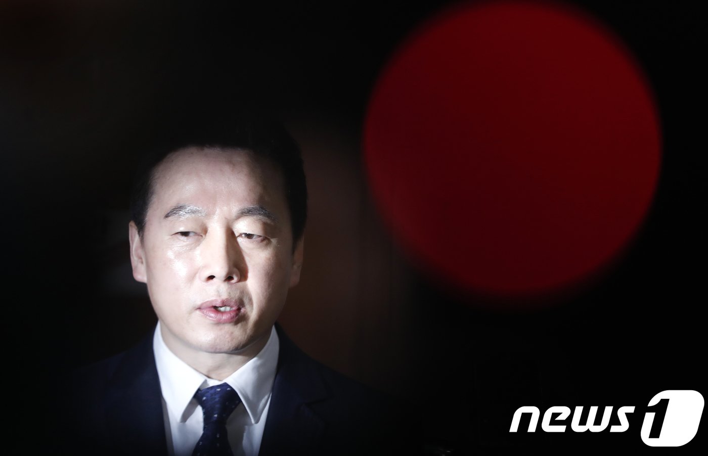 본문 이미지 - 정봉주 전 의원이 27일 서울 여의도 국회 정론관에서 이명박 전 대통령(MB)의 BBK 관련 의혹 제기로 기소됐던 사건에 대해 무죄를 주장하며 재심을 청구하겠다고 밝히고 있다.  2018.3.27/뉴스1 ⓒ News1 안은나 기자