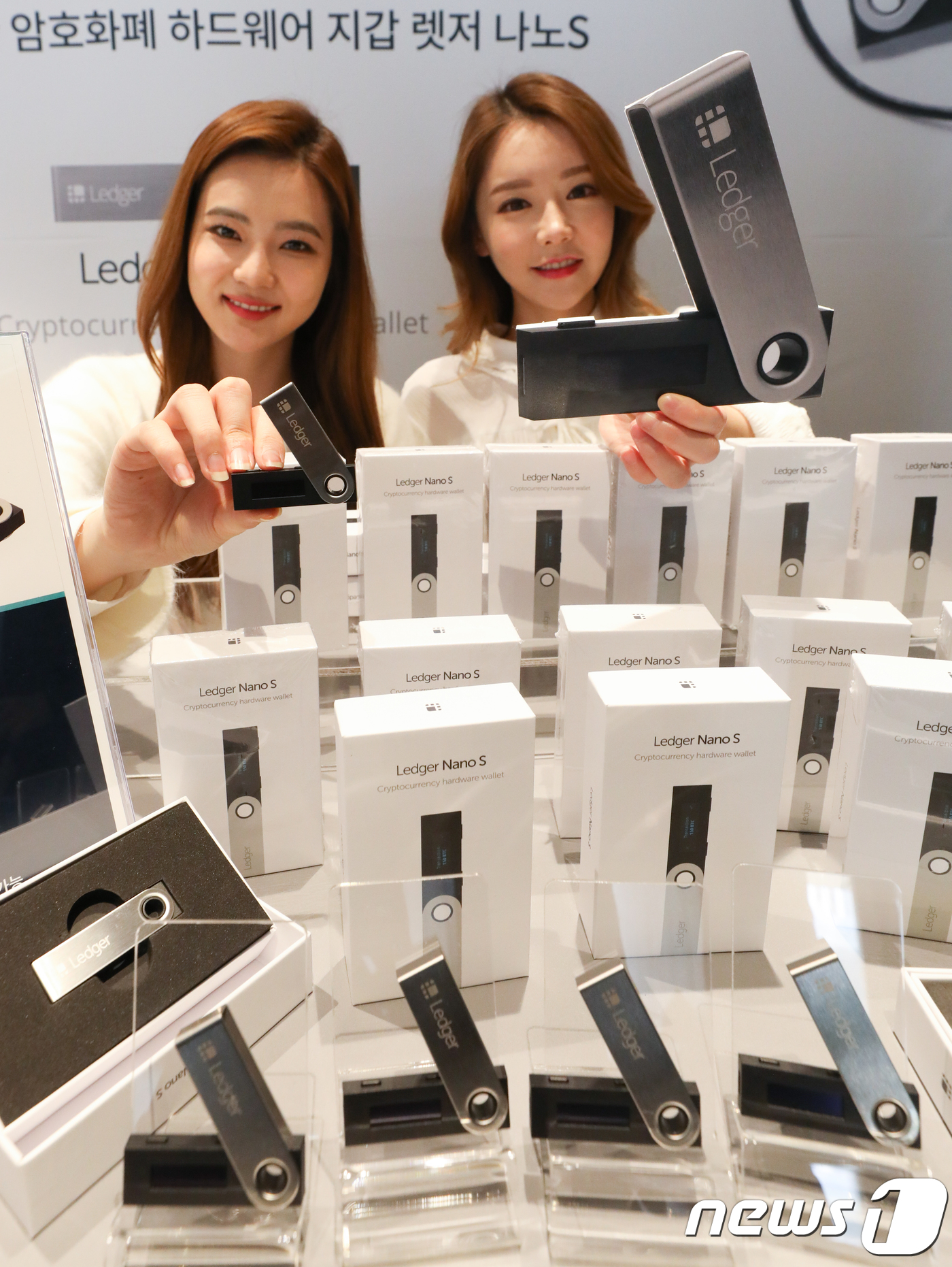 (서울=뉴스1) 허경 기자 = 27일 서울 중구 플라자호텔에서 모델들이 암호화폐 하드웨어 지갑 '렛저 나노S'를 선보이고 있다.'나노S'는 비트코인, 이더리움, 리플, 라이트코인, …