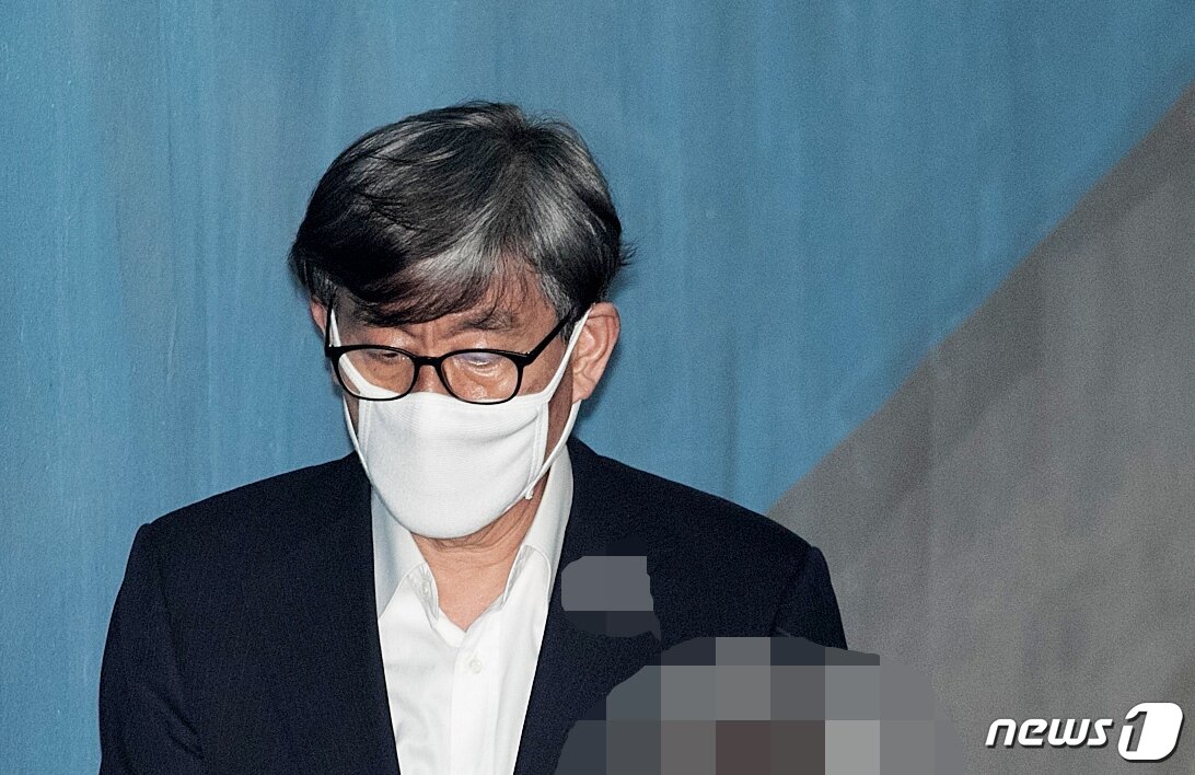 본문 이미지 - 원세훈 전 국정원장이 27일 오후 서울 서초구 서울중앙지방법원에서 열린 '민간인 댓글부대 운영' 관련 특정범죄가중처벌법상 국고 손실 등 9회 공판에 출석하고 있다. 2018.3.27/뉴스1 ⓒ News1 이승배 기자