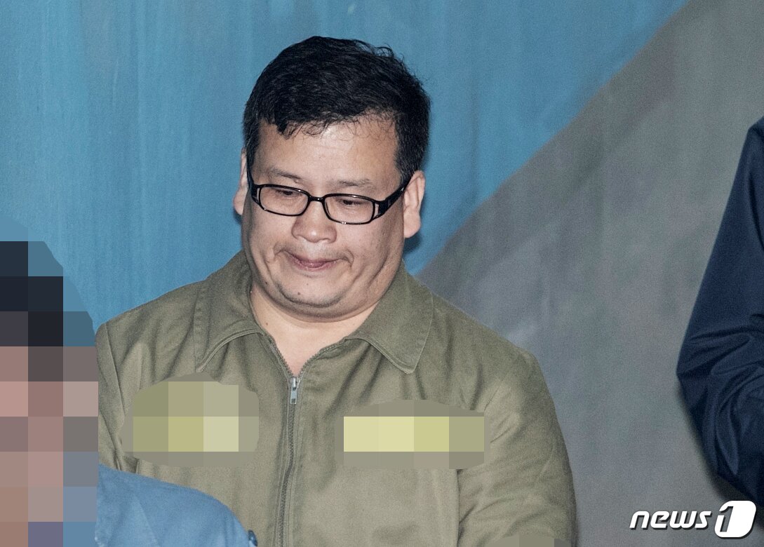 본문 이미지 - &#39;오패산 총격 사건&#39; 성병대씨가 2018년 3월 27일 오후 서울 서초구 서울중앙지방법원에서 열린 항소심 5차 공판에 출석하고 있다. 2018.3.27/뉴스1 ⓒ News1 이승배 기자